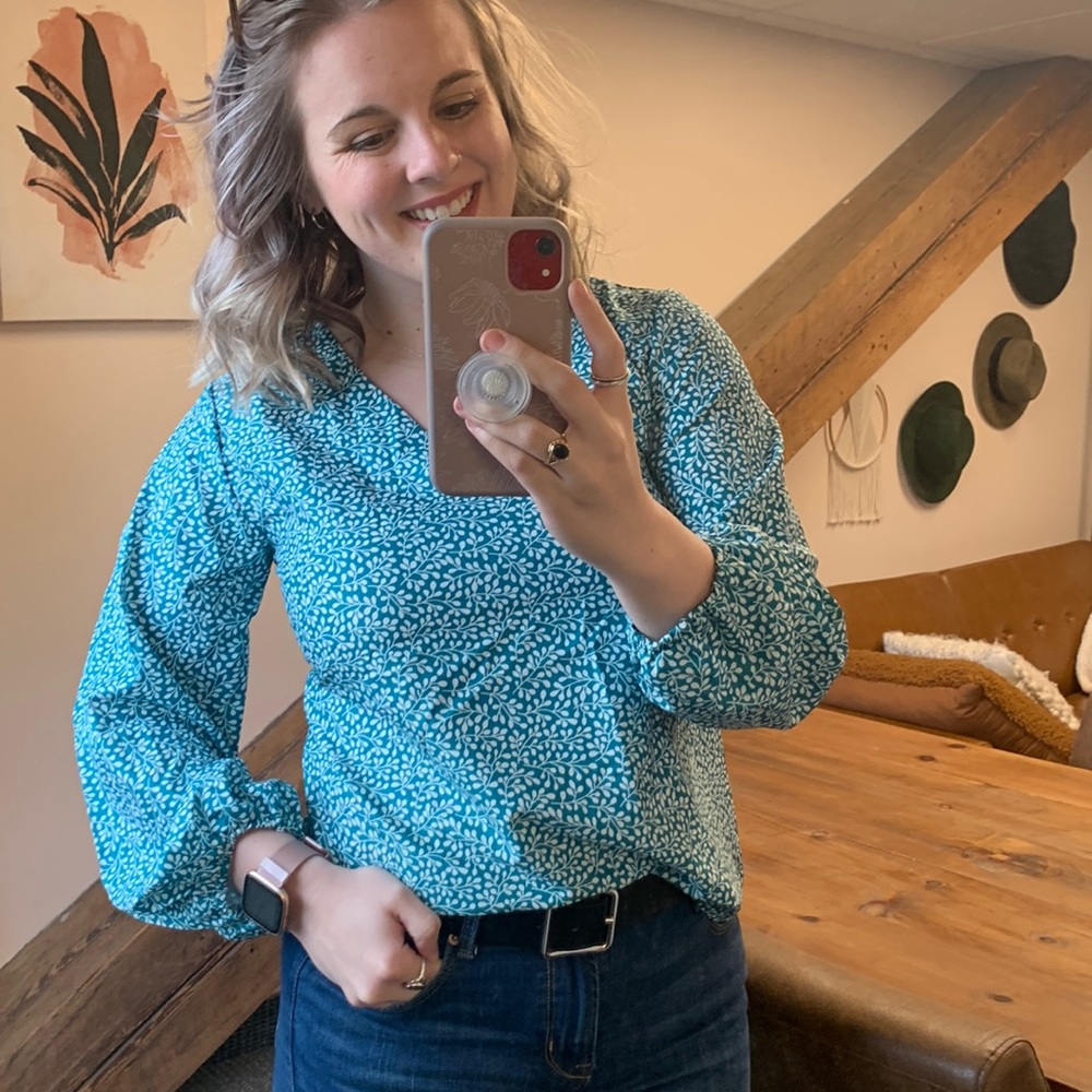 ❤️ Teal & White Floral Top